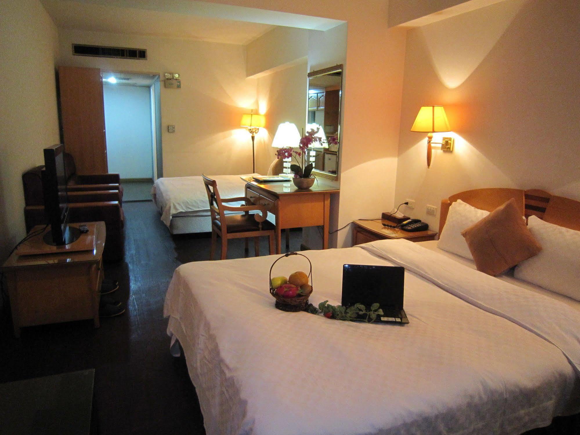 Berkeley Business Hotel Zhongzheng Kota Hsinchu Bagian luar foto