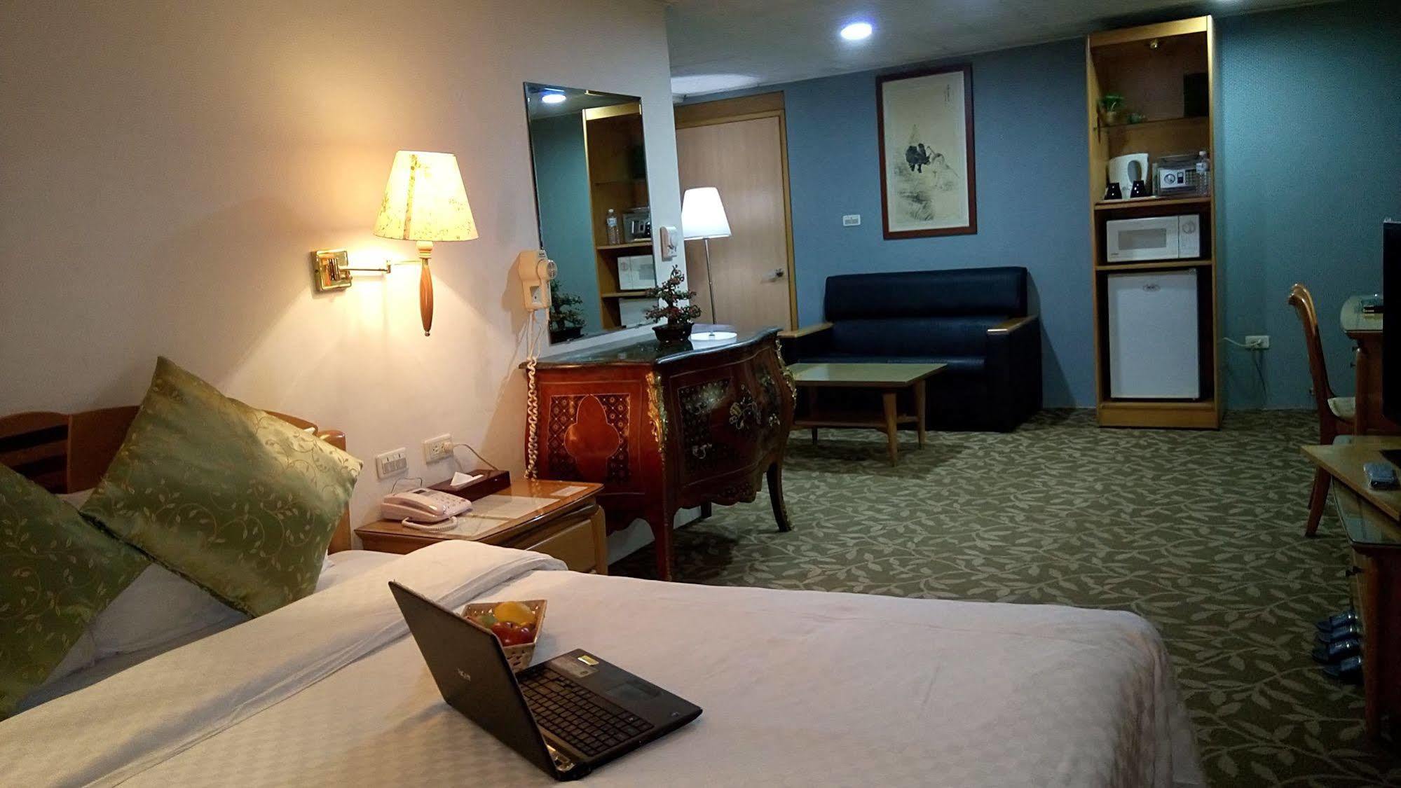 Berkeley Business Hotel Zhongzheng Kota Hsinchu Bagian luar foto