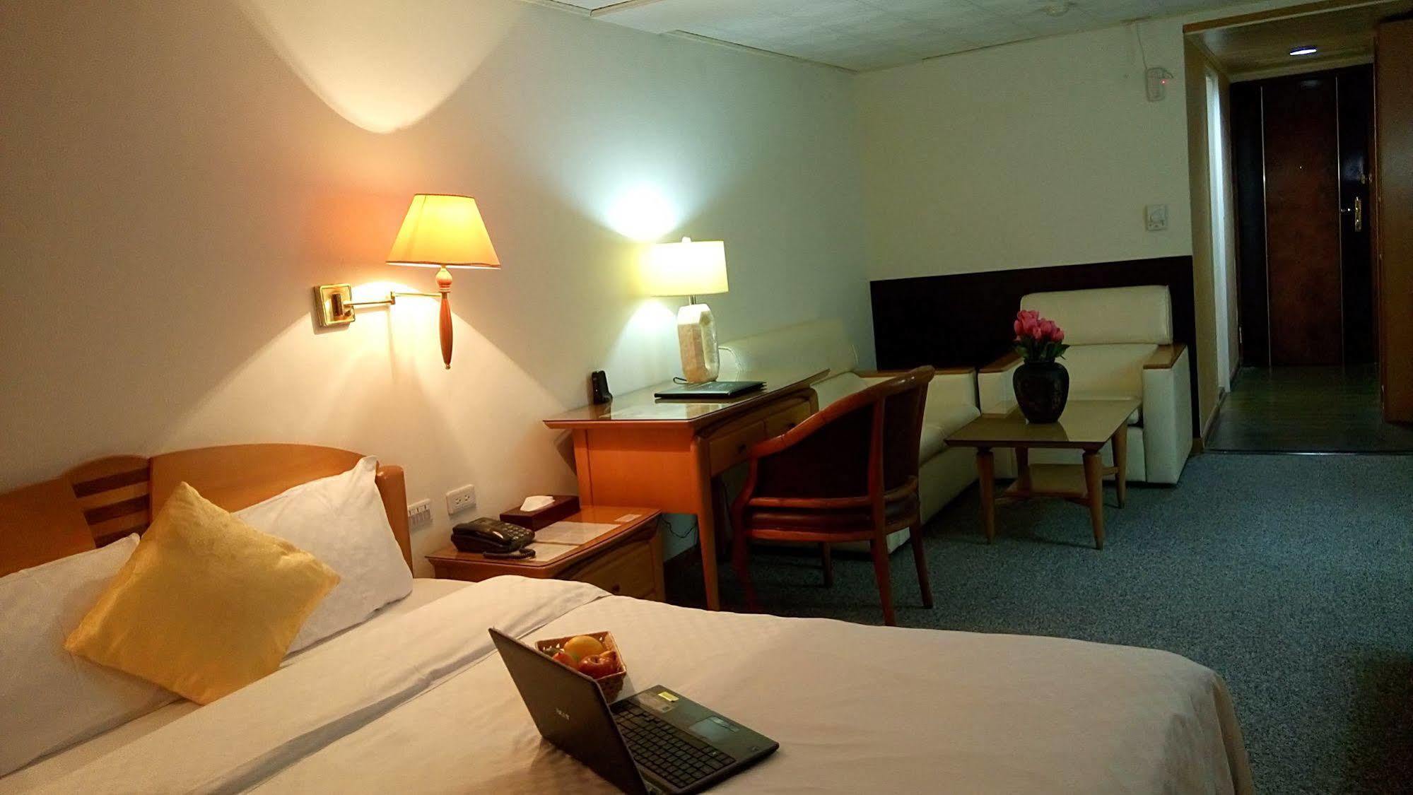 Berkeley Business Hotel Zhongzheng Kota Hsinchu Bagian luar foto