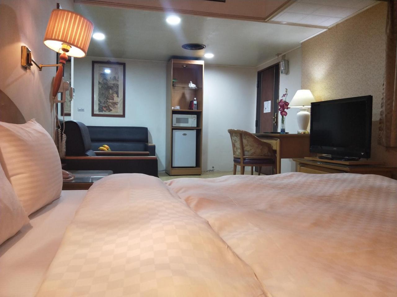Berkeley Business Hotel Zhongzheng Kota Hsinchu Bagian luar foto